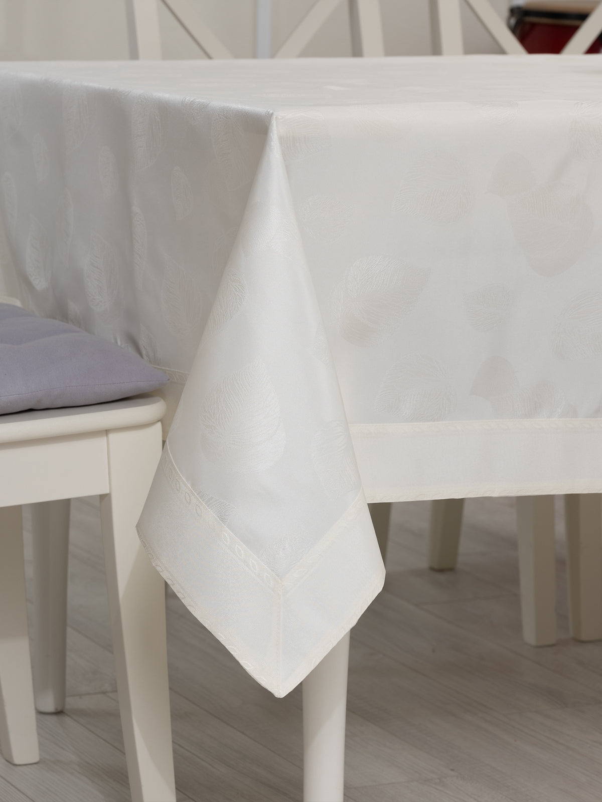 Nappe de table anti-tache en jacquard motif floral
